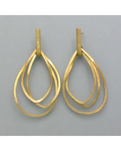 Earrings with twisted eyelets in a golden look