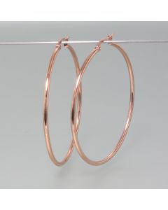 Extra-large hoops in rosé look