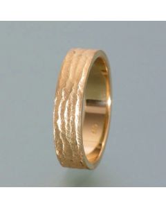 Ring tree bark made of yellow gold