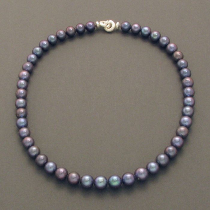 Dark pearl, in vogue: Dark blue cultured Pearl Necklace