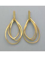 Earrings with twisted eyelets in a golden look