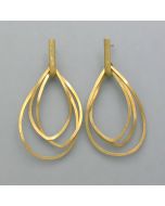 Earrings with twisted eyelets in a golden look
