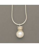 Pendant pearl with silver element