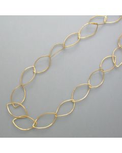Long necklace with twisted eyelets in a golden look