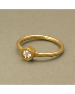Elegant Gilded Ring with White Topaz