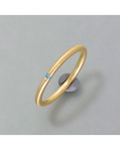 Delicate gold ring with light blue brilliant in round profile