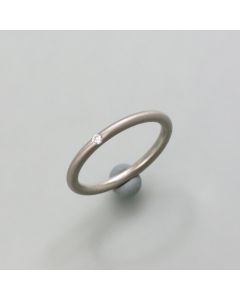 Delicate white gold ring with brilliant round profile