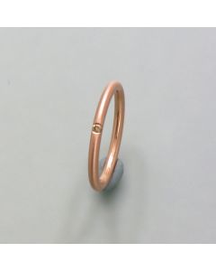 Delicate rosé gold ring with brilliant round profile