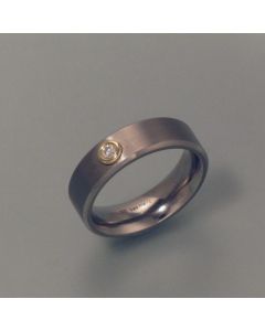 Titanium ring with cut diamond in gold setting version