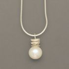 Pendant pearl with silver element