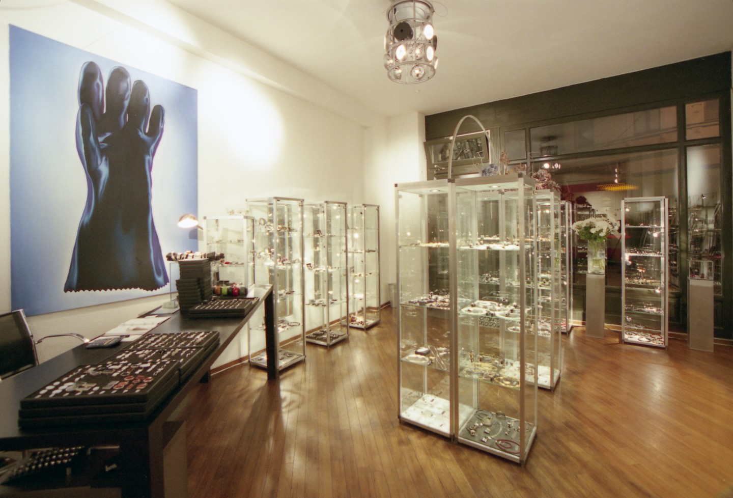 jewellery store in Halle with glove-painting