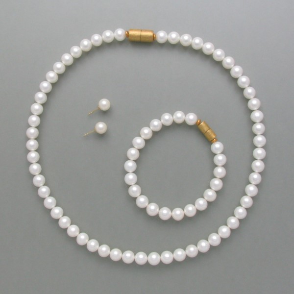 Jewelry with precious pearls