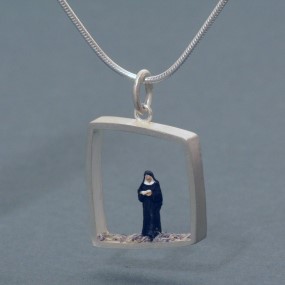 mini pendant nun